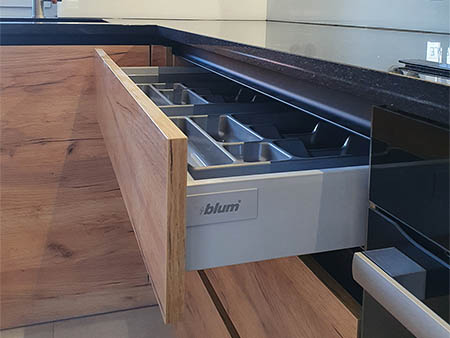 meble kuchenne na wymiar z czarnym blatem