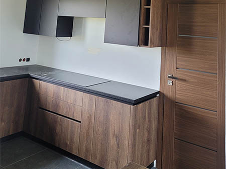 brązowe i grafitowe meble kuchenne w Gorlicach