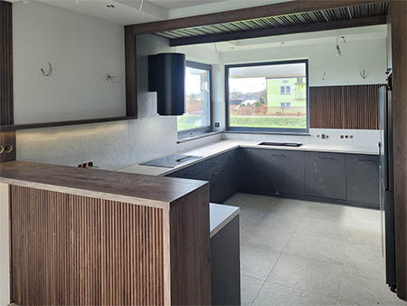 meble kuchenne na wymiar grafitowe z białym blatem