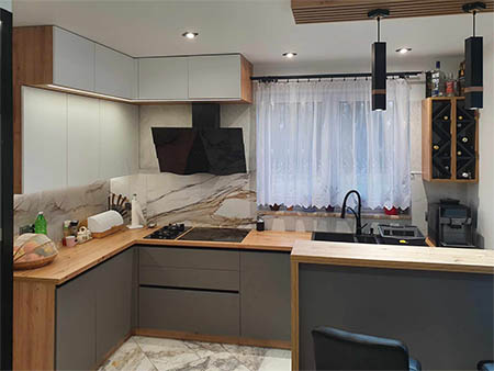 meble kuchenne na wymiar z brązymi blatami