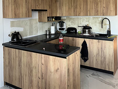 meble kuchenne na wymiar z drewnopodobnymi frontami