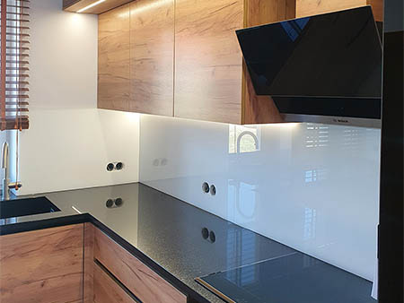 meble kuchenne z czarnym blatem w Jaśle